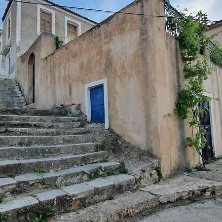 Traditional Hillside Cottage Гітіо Екстер'єр фото
