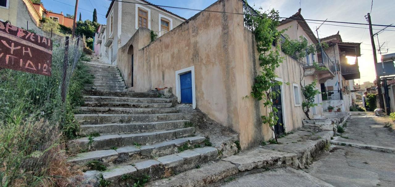 Traditional Hillside Cottage Гітіо Екстер'єр фото